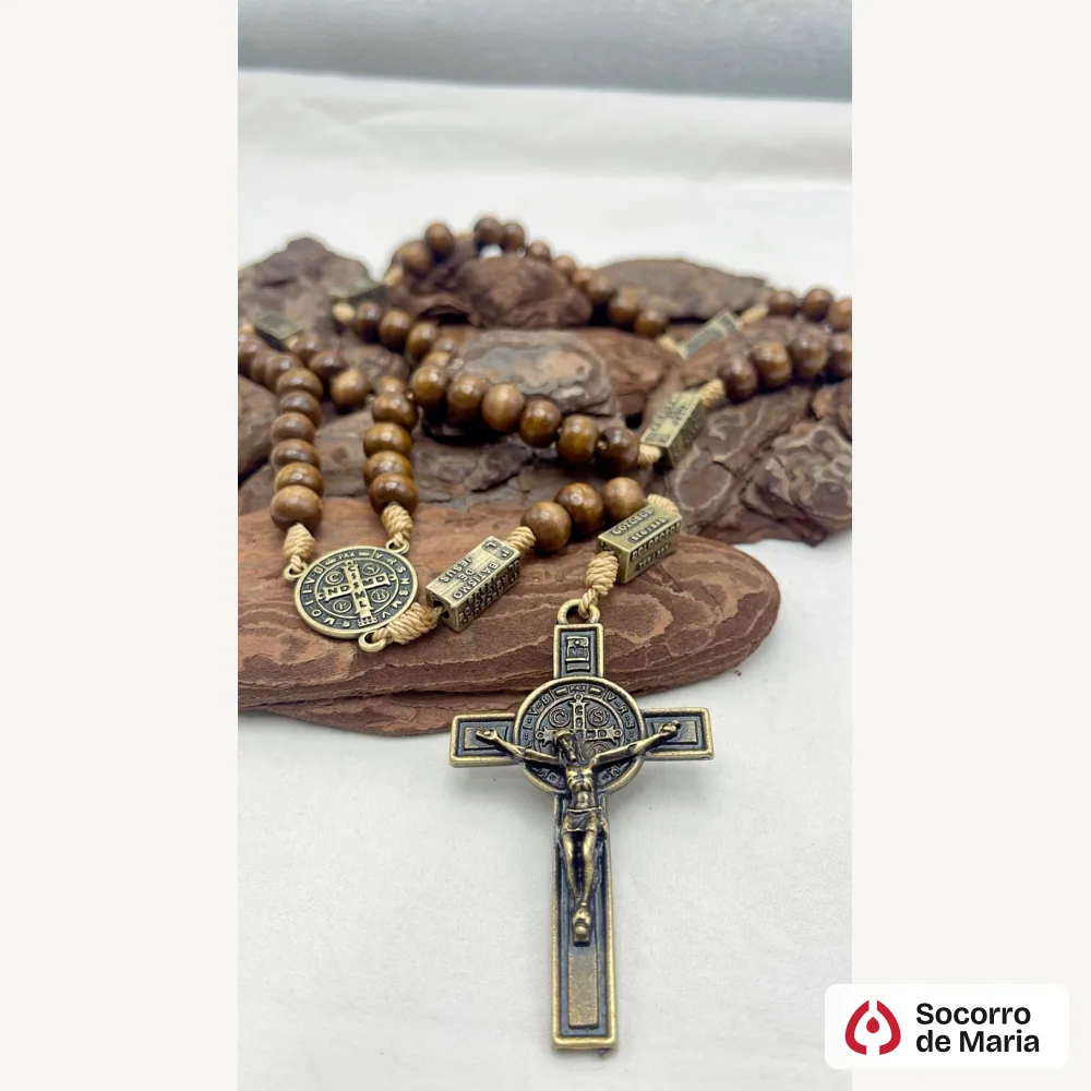 Terço dos Mistérios do Rosário em madeira escura com crucifixo e medalha de São Bento